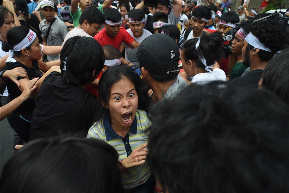 Students clash with police during APEC Summit