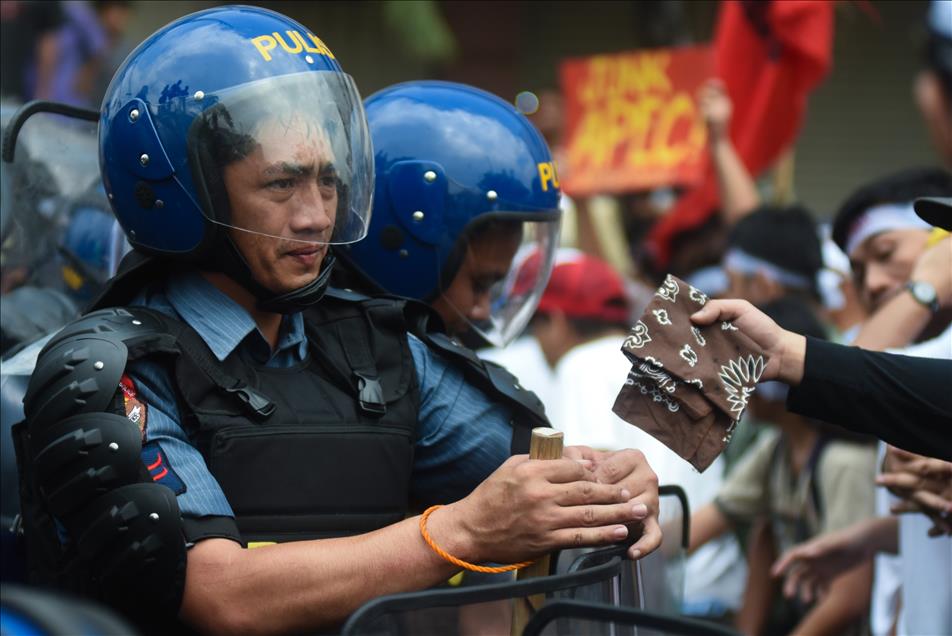 Students clash with police during APEC Summit