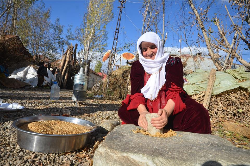 Hakkari'de asırlık buğday dövme geleneği