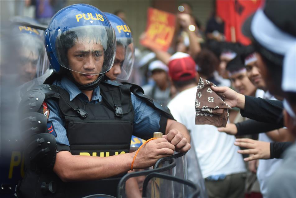 Students clash with police during APEC Summit