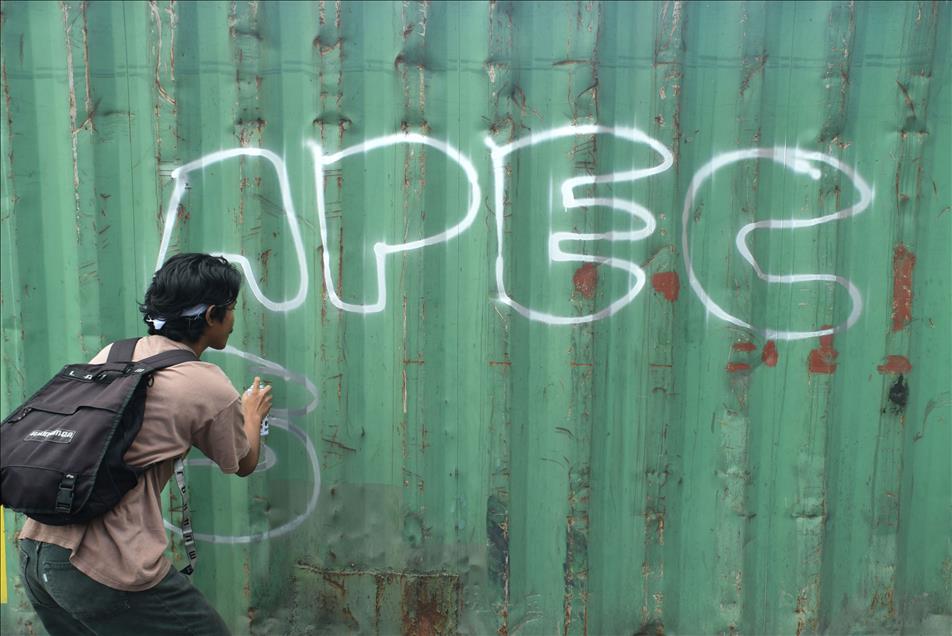 Students clash with police during APEC Summit