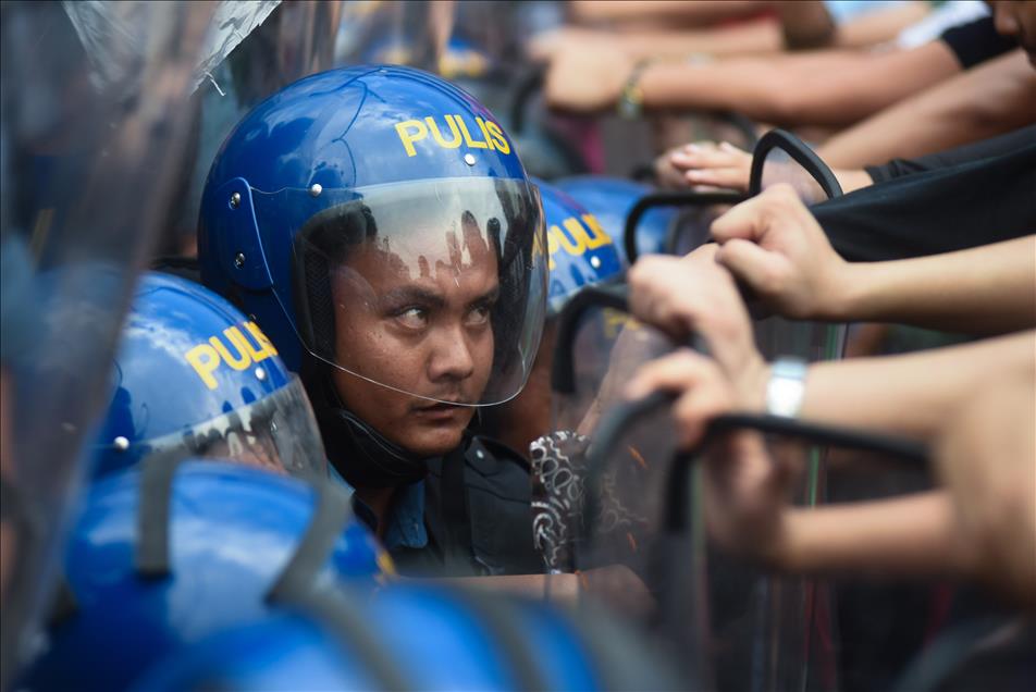 Students clash with police during APEC Summit