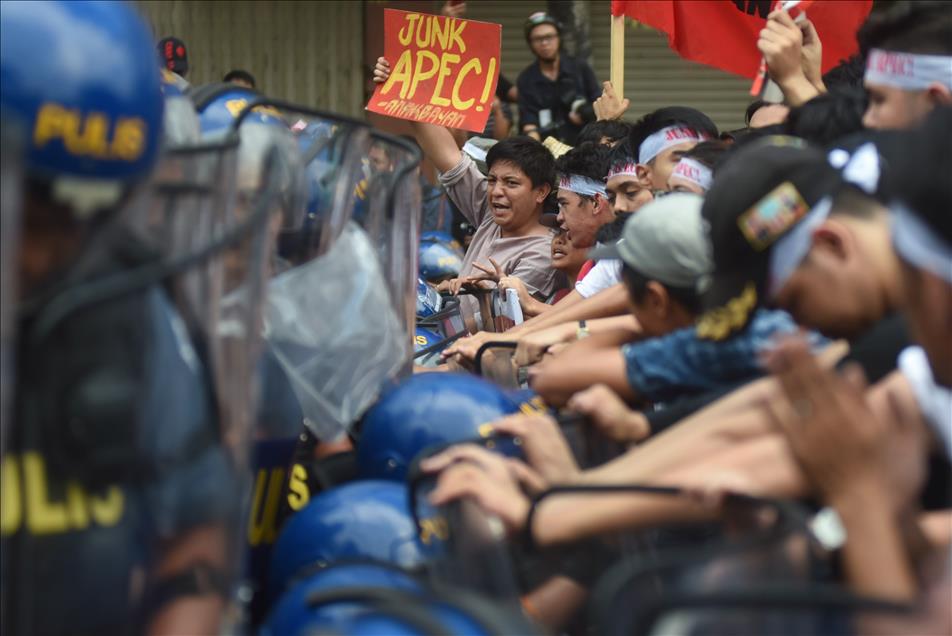 Students clash with police during APEC Summit