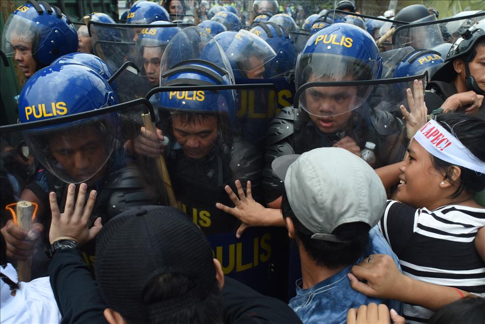 Students clash with police during APEC Summit