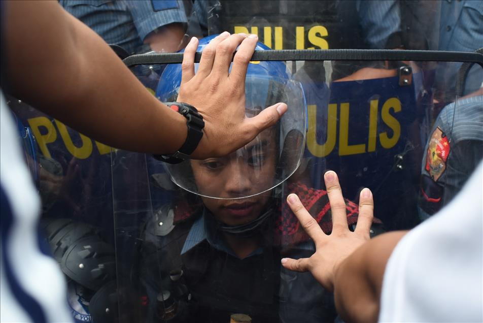 Students clash with police during APEC Summit
