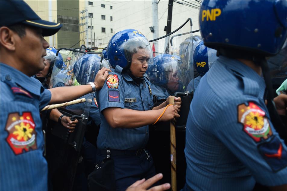 Students clash with police during APEC Summit