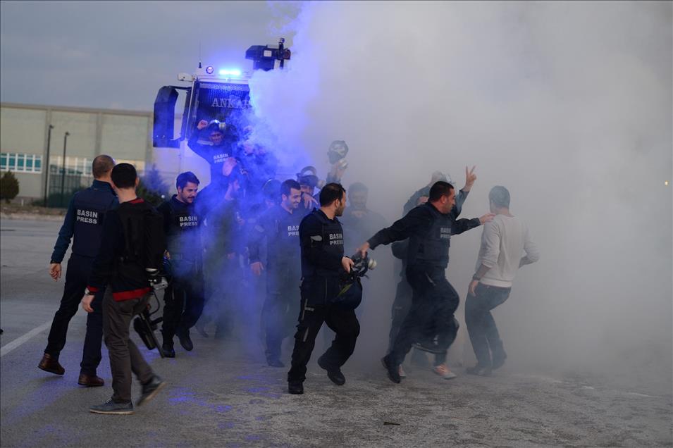 Savaş muhabiri adayları zor koşullarda dolu dizgin eğitim görüyor