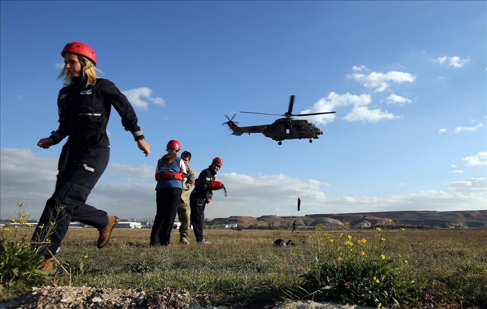 Savaş muhabiri adayları zor koşullarda dolu dizgin eğitim görüyor