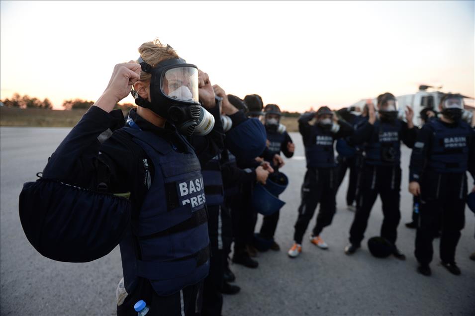 Savaş muhabiri adayları zor koşullarda dolu dizgin eğitim görüyor