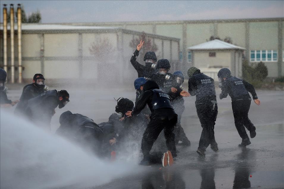 Savaş muhabiri adayları zor koşullarda dolu dizgin eğitim görüyor