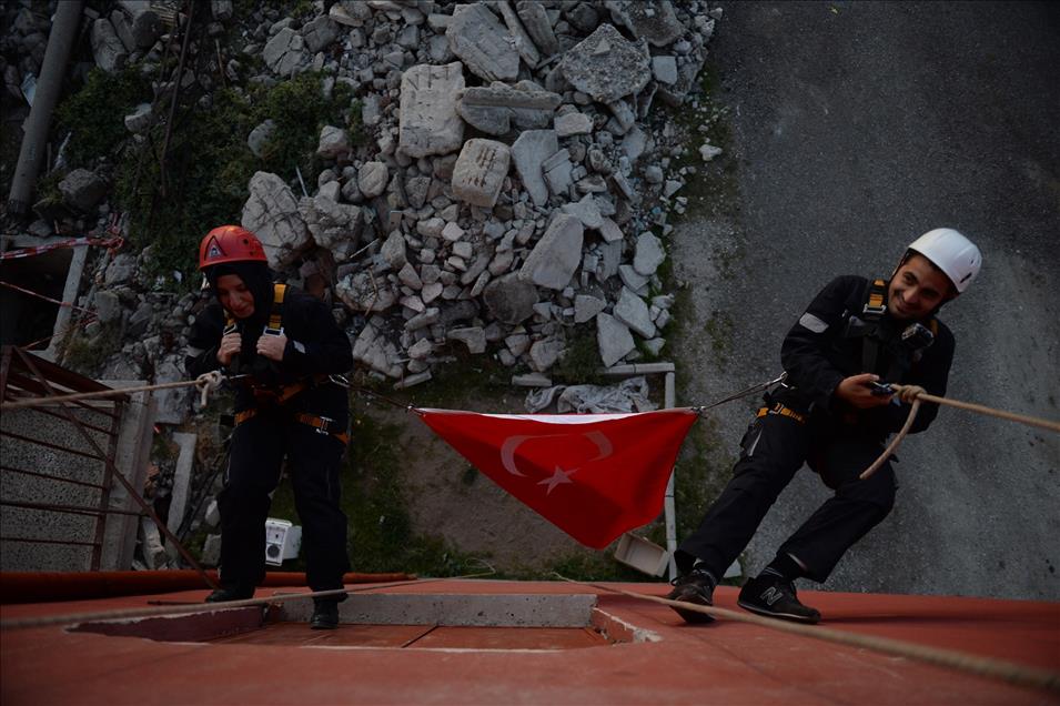 Savaş muhabirleri zor doğa koşullarında eğitiliyor