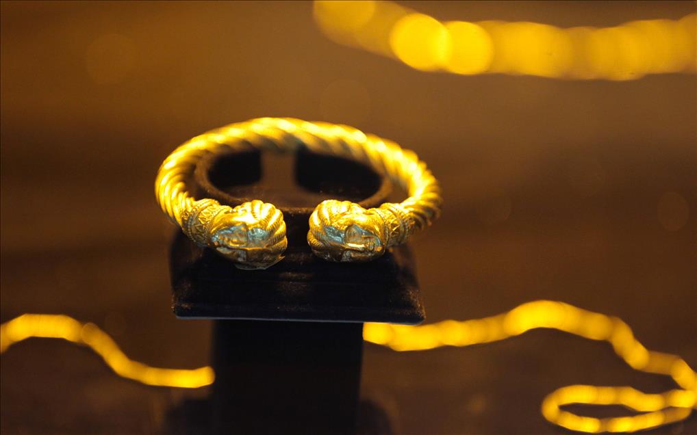 Amisos Hazineleri altın işlemeleriyle dikkat çekiyor