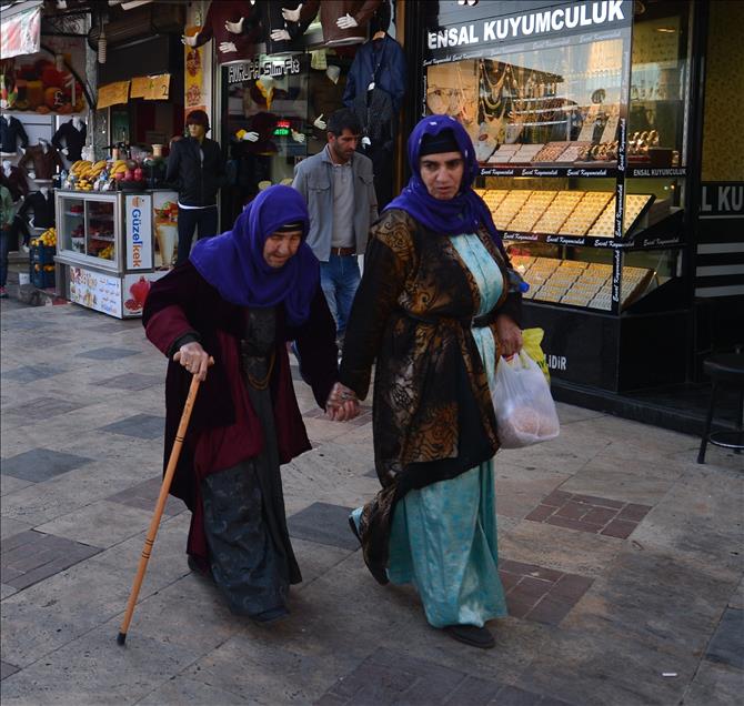 Yöresel kıyafetler modaya "boyun eğdi"