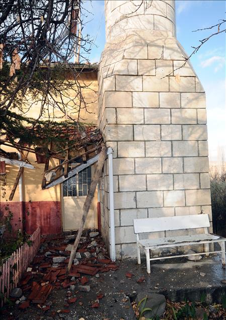 Malatya'daki depremde bir caminin minaresi zarar gördü