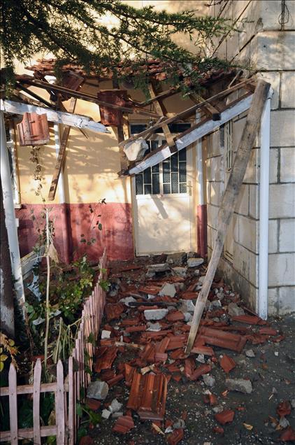 Malatya'daki depremde bir caminin minaresi zarar gördü
