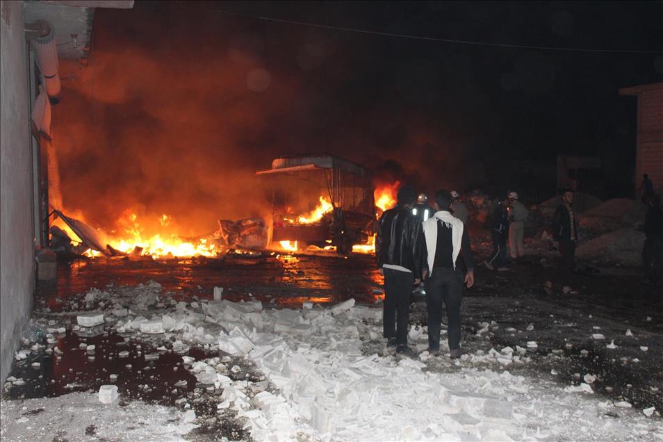 Rus uçakları Azez'de yardım tırlarını bombaladı