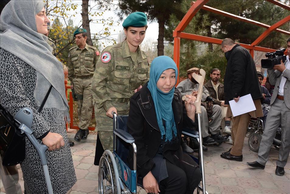Mehmetçikten Afgan engellilere tekerlekli sandalye yardımı