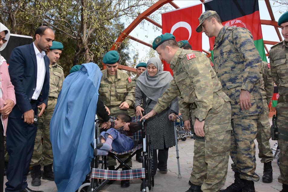 Mehmetçikten Afgan engellilere tekerlekli sandalye yardımı