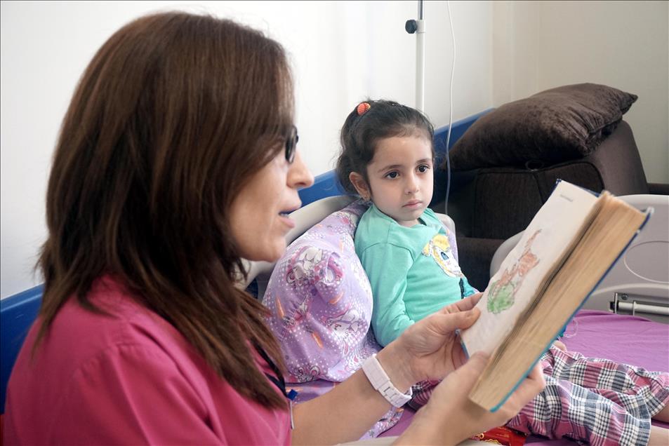 Hemşireler çocuk hastalara kitap okuyor