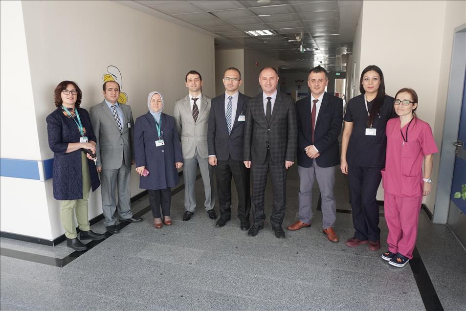 Hemşireler çocuk hastalara kitap okuyor