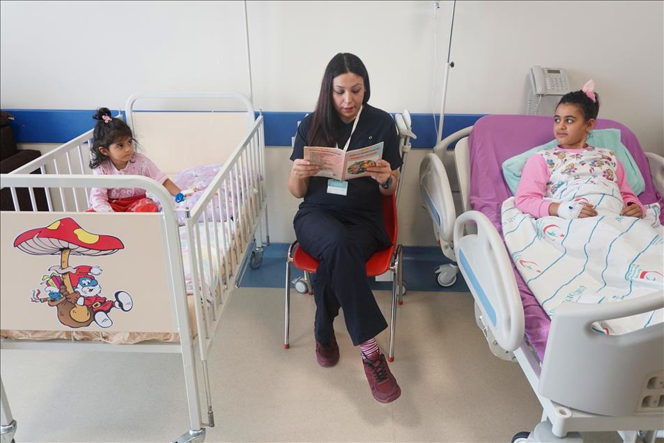 Hemşireler çocuk hastalara kitap okuyor