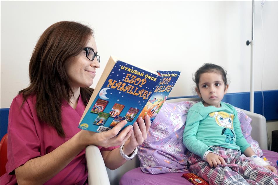 Hemşireler çocuk hastalara kitap okuyor
