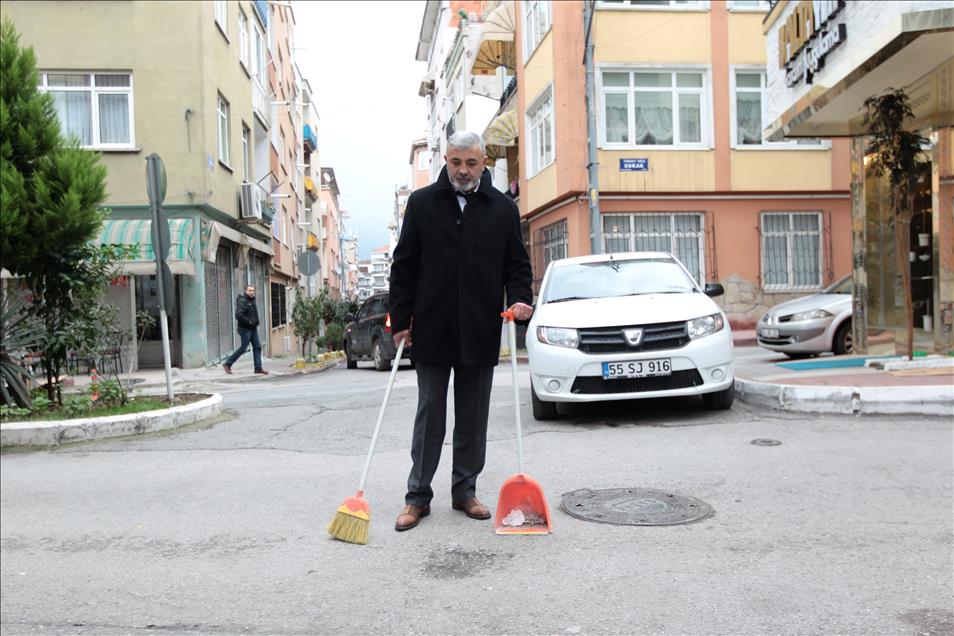 Esnaftan "sokak temizliği"nde örnek davranış