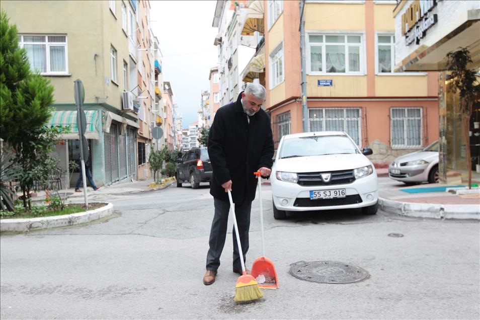 Esnaftan "sokak temizliği"nde örnek davranış