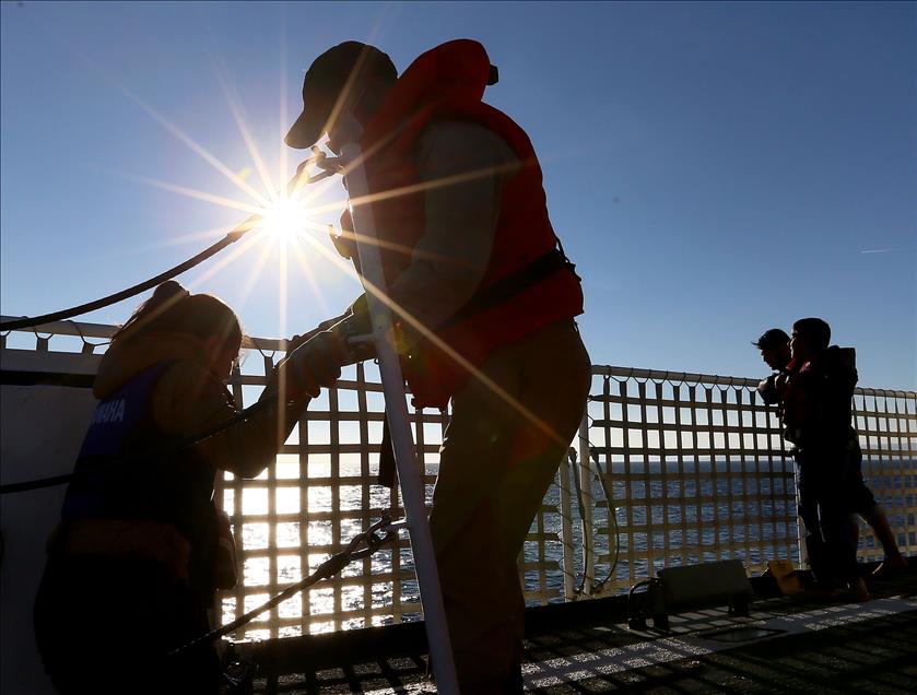 Türk sahil güvenlikten göçmenlere "şefkat eli"