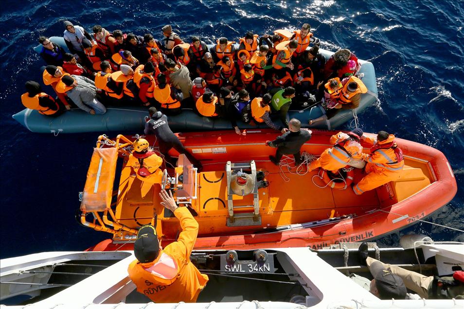 Türk sahil güvenlikten göçmenlere "şefkat eli"