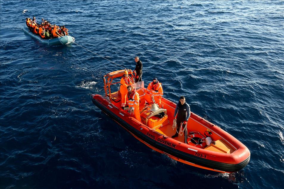 Türk sahil güvenlikten göçmenlere "şefkat eli"