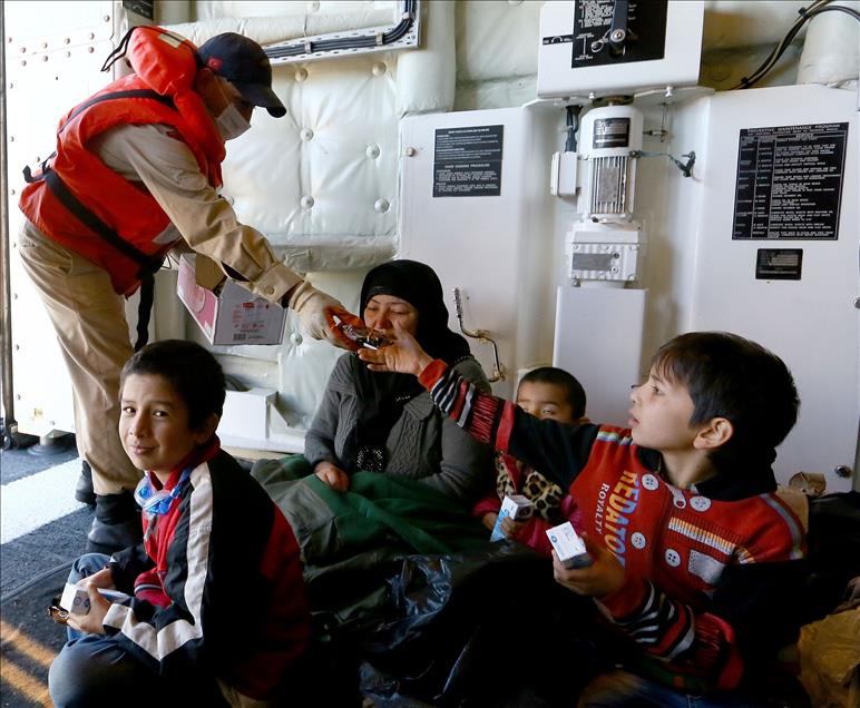 Türk sahil güvenlikten göçmenlere "şefkat eli"