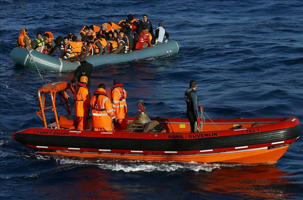 Türk sahil güvenlikten göçmenlere "şefkat eli"
