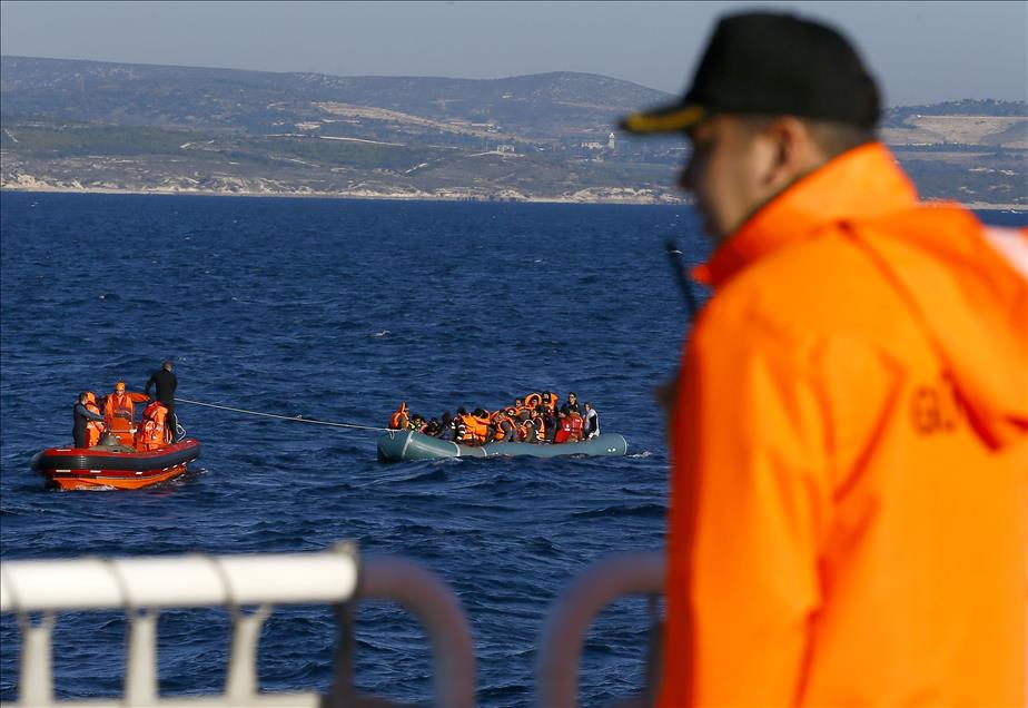 Türk sahil güvenlikten göçmenlere "şefkat eli"