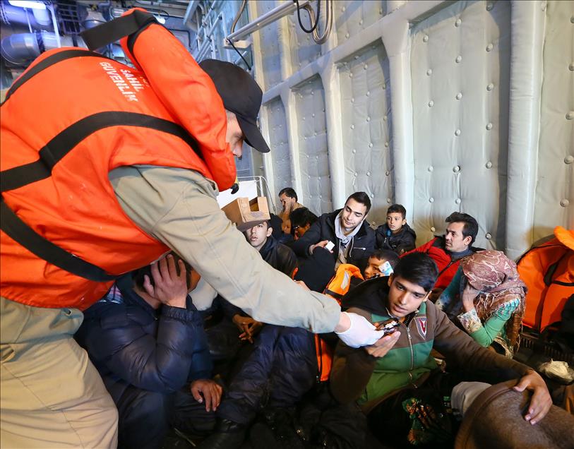 Türk sahil güvenlikten göçmenlere "şefkat eli"