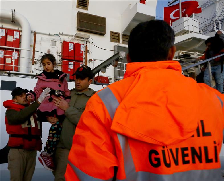 Türk sahil güvenlikten göçmenlere "şefkat eli"