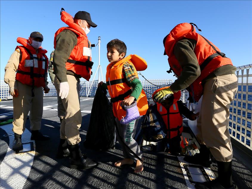 Türk sahil güvenlikten göçmenlere "şefkat eli"