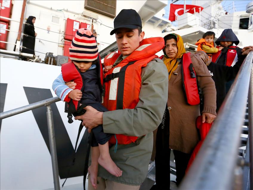 Türk sahil güvenlikten göçmenlere "şefkat eli"