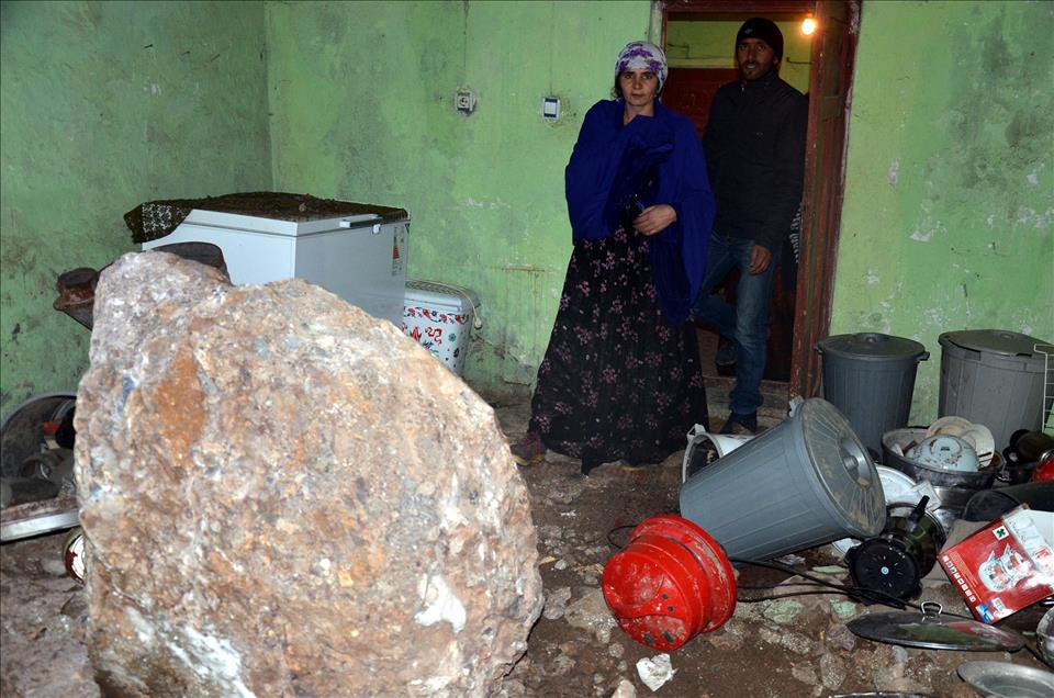 Dağdan kopan kaya parçası evin üzerine düştü