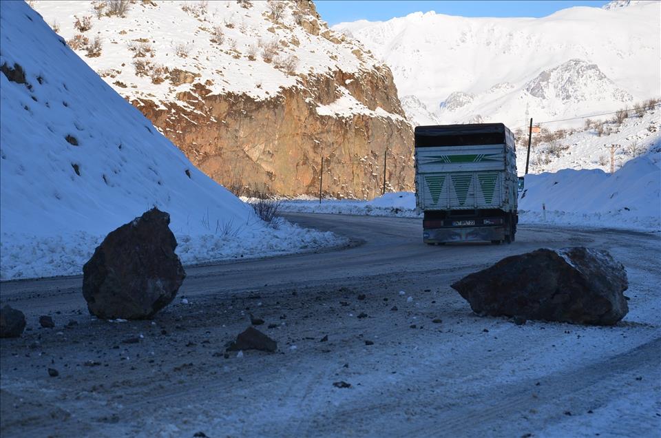 Dağdan kopan kaya parçaları ulaşımı aksattı
