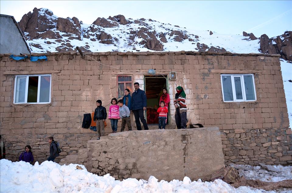 Dağdan kopan kaya parçası evin üzerine düştü
