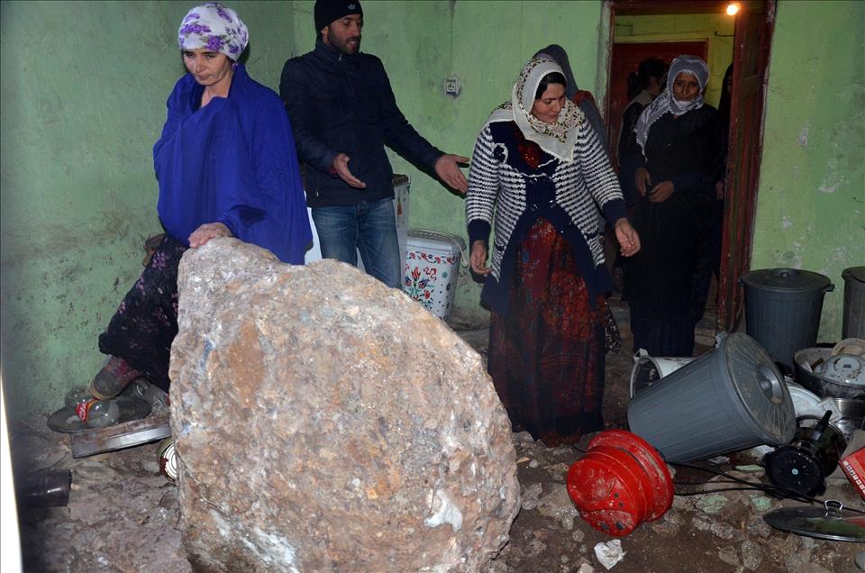 Dağdan kopan kaya parçası evin üzerine düştü
