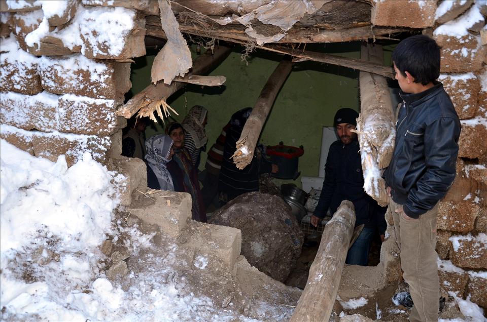 Dağdan kopan kaya parçası evin üzerine düştü