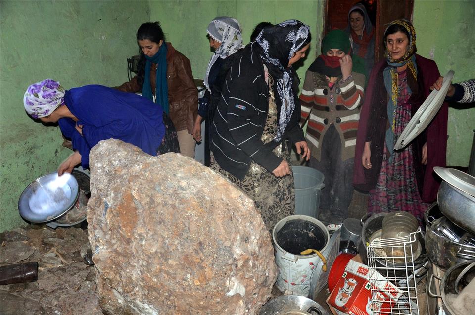 Dağdan kopan kaya parçası evin üzerine düştü