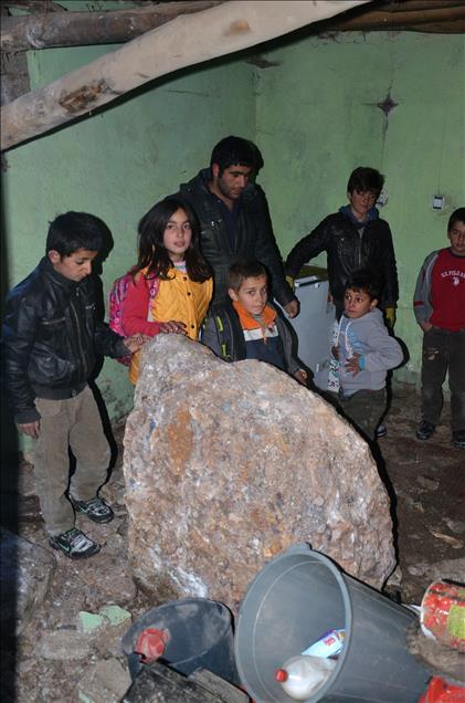 Dağdan kopan kaya parçası evin üzerine düştü
