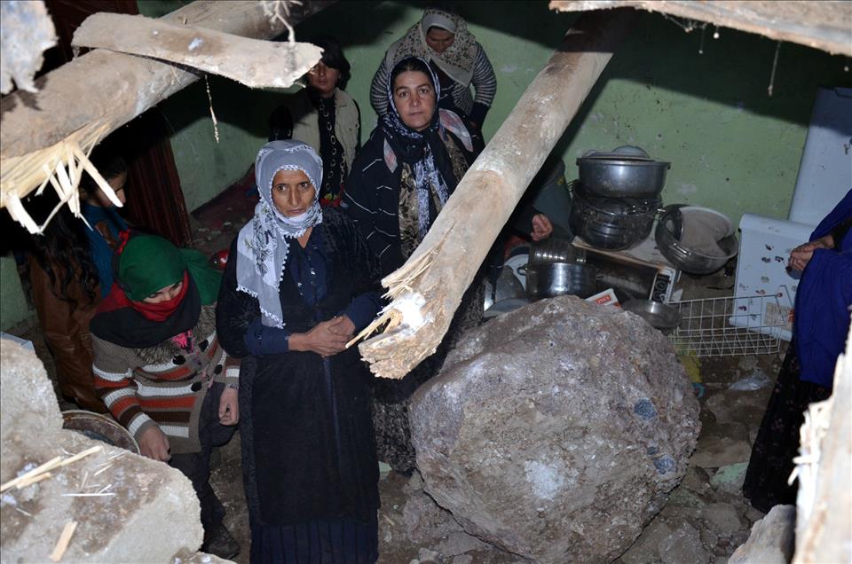 Dağdan kopan kaya parçası evin üzerine düştü