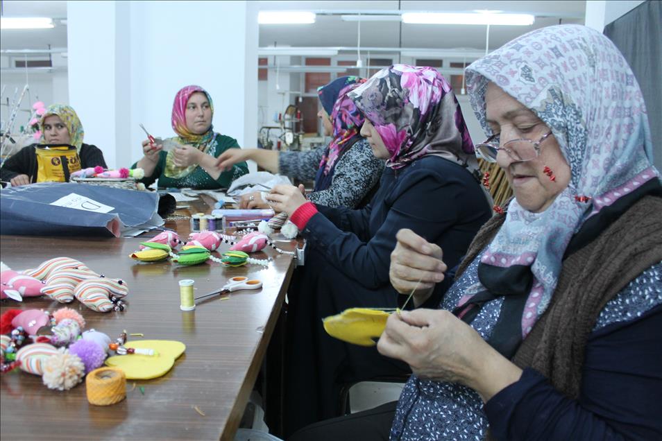 Atık malzemelerden hediyelik eşya üretiyorlar
