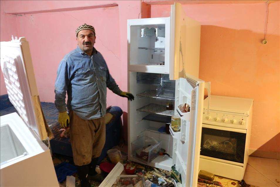 Erzurum'da aç kalan ayı eve girdi