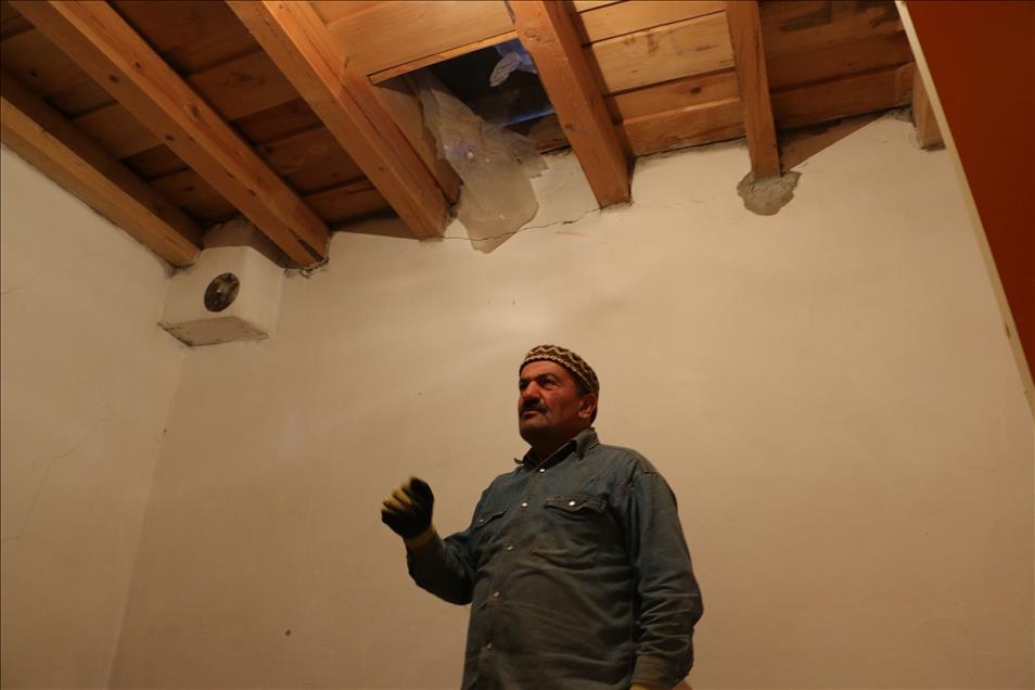 Erzurum'da aç kalan ayı eve girdi