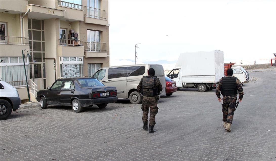 Ankara'da iki canlı bomba yakalandı